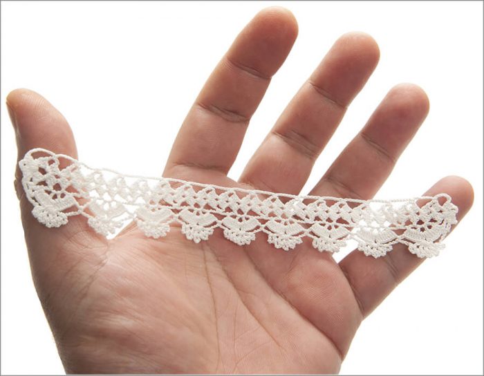 The model is crocheted as 5 rows. Chain stitches and treble crochet are used. There are two distinctive motifs. The top part and the below seemingly motifs are designed.