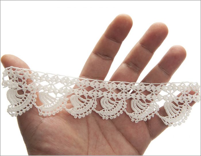 The anther model is made parallel with each other. Decorative single crochets are made with different length on the swings crocheted in different sizes in the bottom area of the lace.