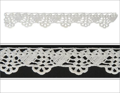 On the top part of the crochet, the shapes made like anthers are connected with the triangle motifs. Between the triangle motifs through the tips of the lace, crochets opening like hand-held fans are created as a decorative ornaments. At the very bottom tip of the lace, with single crochets wavy motifs are created.
