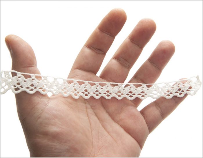 Lace is crocheted as 3 rows on top of each other. Triple filling, chain, single crochet and double crochet techniques have been used.