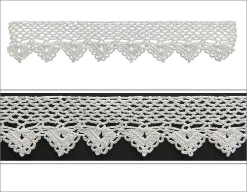 The top part of the crochet is made with the chain stich to create a checked pattern. The tip of the lace is designed as triangle shape.