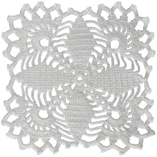 It is crocheted as a square shape. In the middle part, four thin diamond motifs are connected with each other by the chain stitches. The corders of the model is ornamented with decorative clovers.