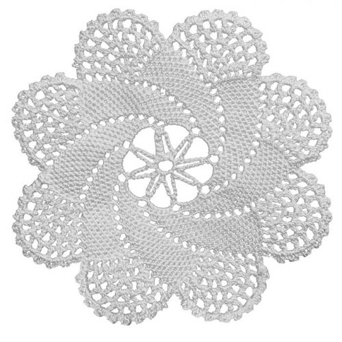 The model is crocheted as circle. The eight leaves are crocheted with single crochet in a long time than usual. At the tips of the leaves that are like windmills, bulbous decorative ornaments are created. The edge of the model looks dynamic due to the tiny clovers.