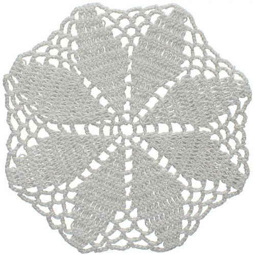 The model is crocheted as an octagonal geometrical motif. The diamond shapes that covers nearly the whole model are designed. At the edge of the model loosely fillings that has triangle shapes are created.
