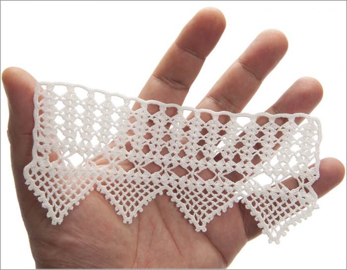 With single crochet the first row of the lace is designed as a tape. Anther like motifs creates the middle part in s symmetrical way. the tips of the lace is designed as loosely woven sparse rectangle motifs.