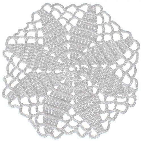 The inner part of the model is crocheted with the eight leaves that look like diamond shape. Between the tips of the octagon models's star shapes is crocheted loosely to connect them with triangles.