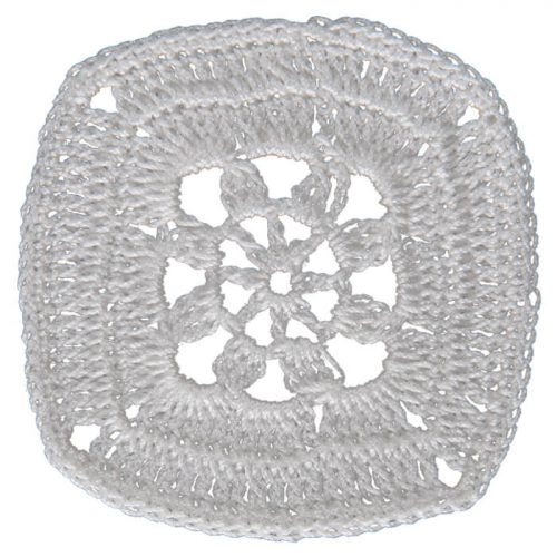 The middle part of the model is crocheted as circle. With double crochet the circle form is turned into square motif.