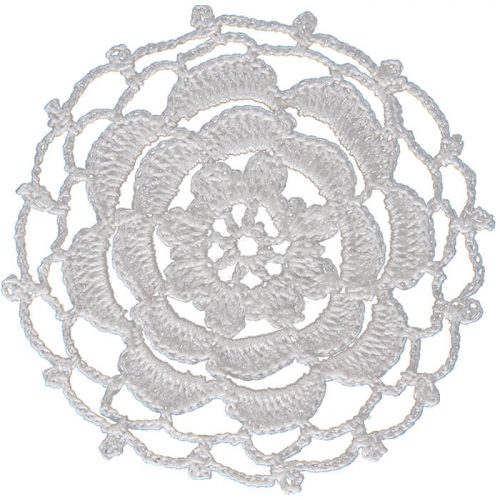 The model is crocheted as circle shape. In the middle part of the modeli daisy with eight leaves is designed. Two rows asymmetrical motifs that are in companion with the daisy are crocheted. For the edge of the model clovers are created.