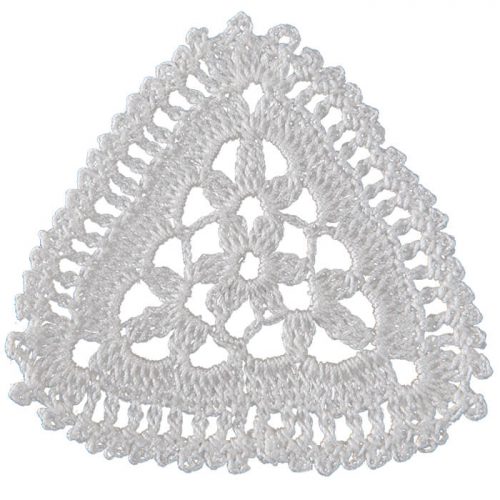 In the middle part of the model that is designed as triangle, tiny daisy with six leaves is crocheted. Surroundings of the daisy model, three half daisy motifs are designed in a decorative way to create a triangle shape. Clovers are created through the edge of the model.