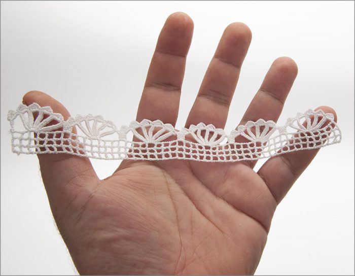 The model is designed as five fingers motifs side by side. Tiny embellishments were crocheted on the very tips of the fingers.