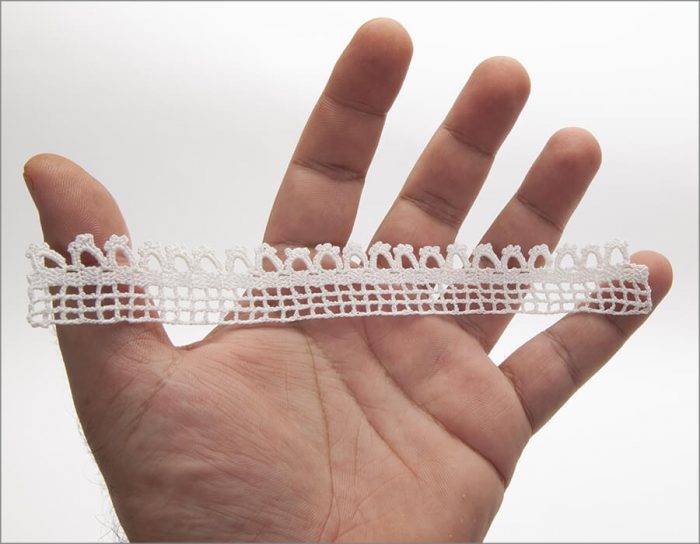The model is crocheted as a straight line that consists of fillings. For the second row, tiny crowns side by side as embellishments are crocheted.