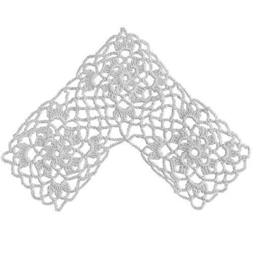 The group model consists of 3 single motif crochet. The leitmotif's middle part and the overall model is crocheted as square. Also inside another 4 leaves motif is crocheted. The grouped motifs create a triangle shape.