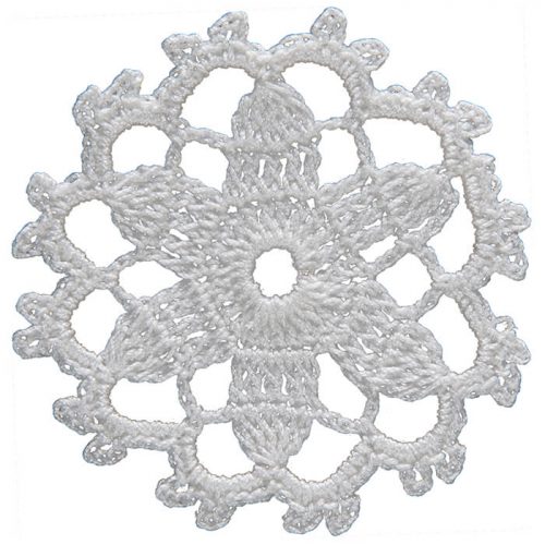 The model is crocheted as a round figure. In the centeral leitmotif, there is a flower with 6 leaves and the wavy edges is connecting to the flower ends. The edges of the model have all rabbit ear clovers.