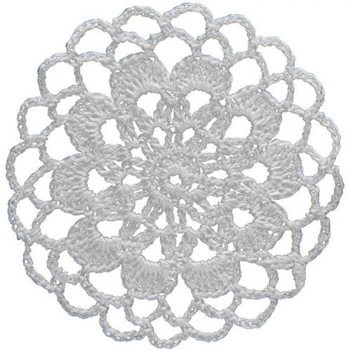 It is crocheted as round. In the center a flower figure with ten leaves is created. The edges are decorated with wavy silices.