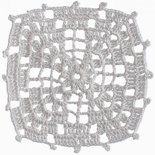 With bulbous edges in the middle, the model is crocheted as a square. Through the corners from the central, the filling dense is increasing.