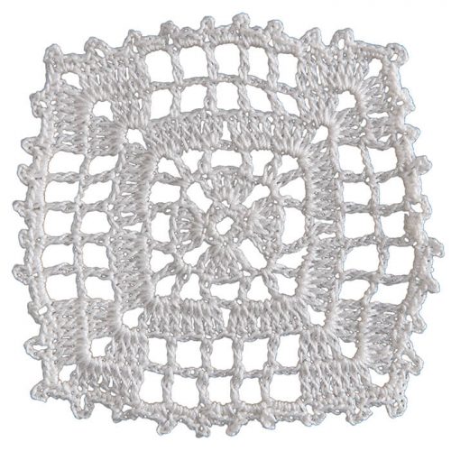 In the middle flower with four leaves and a decorative square are both crocheted. In the corners are brought out with dense filling crochet.