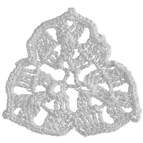 The model is crocheted as 3 leaves looking triangle shape. For the tips of the model, hoop looking single clover is crocheted.
