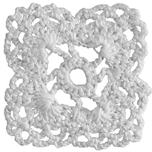 In the center of the small model, round motif is crocheted. Wavy slices are created for the edges of the model.