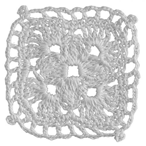 In the center the motif with 4 leaves is crocheted. A tiny stroke is created around the edges of the model.