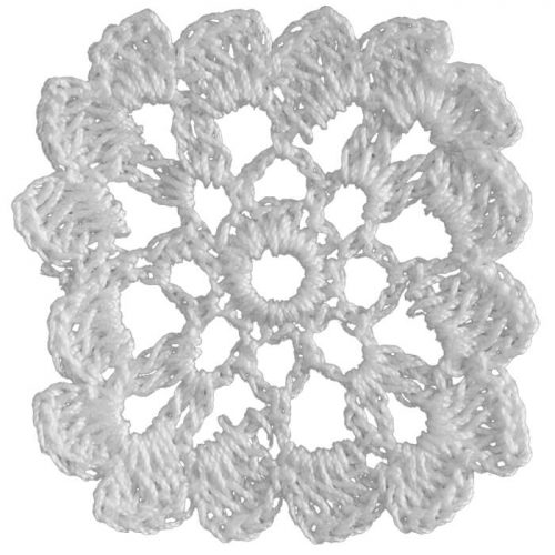 For the sides of the hoop shape that is in the center, asymmetrical motifs are crocheted. The model is designed as square. For the edges of the model, slices are created.