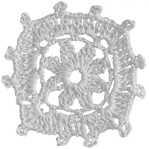 In the middle of the model a vervain motif is crocheted. The model is created as a square shape. The edge of the model has loose clovers.