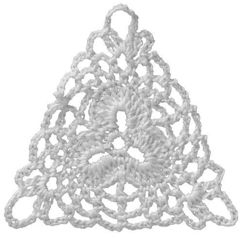 In the middle of the model ,a motif with 3 leaves is crocheted. Around the motif, with asymmetricl crochet a triangle shape is designed.
