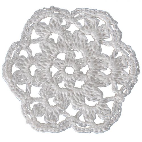 With daizy looking lobed leaves, a round shaped crochet is created.