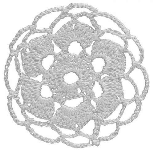 The form is a wavy sliced round. In the middle of the model flower with six large leaves is crocheted.