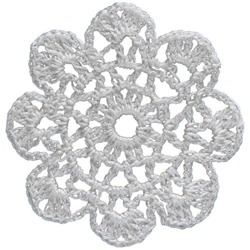 The model is crocheted as a round with wavy sliced edges. After middle part is loosely created, big eight leaves are crocheted.
