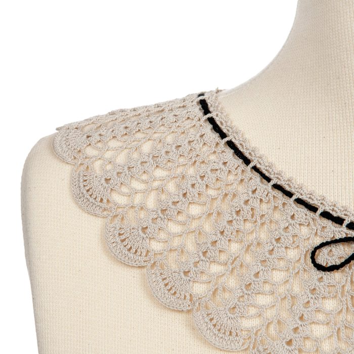 2 colored 100% Handmade peter pan collar is crocheted with No: 30 thread. You can choose many different thread colors. We have used the crochet strap and there are tiny flower crochets at the tips of the cord.
